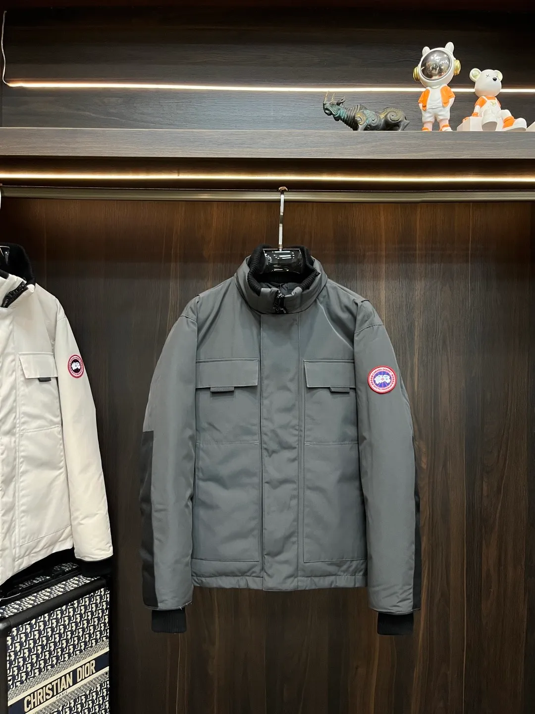 P800 counter quality Canadian Goose 24 latest fashion designer down jackets in 2025💟Big Goose’s popular stand-collar down jacket, popular down jacket, filled with 90# white goose down, every detail shows high-end craftsmanship. The design changes of structural tailoring show the diverse image changes of men. The slim fit and tailored fit meet the current popular multi-layered wear and versatile style in life! Color: Black Gray Size: XS-XXL